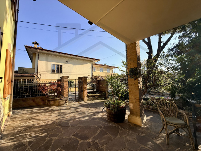 MONTEGROTTO TERME – Immersa nel verde e nella tranquillità del rinomato comune di Montegrotto Ter...