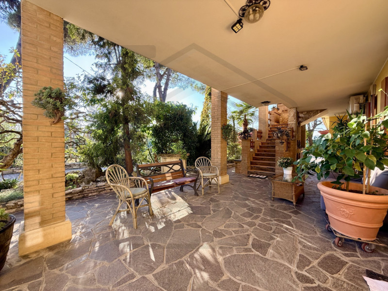 MONTEGROTTO TERME – Immersa nel verde e nella tranquillità del rinomato comune di Montegrotto Ter...