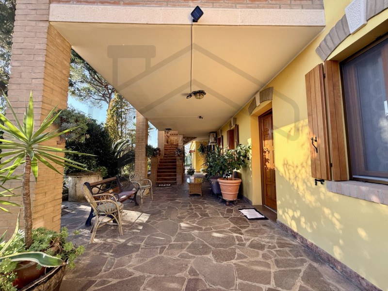 MONTEGROTTO TERME – Immersa nel verde e nella tranquillità del rinomato comune di Montegrotto Ter...