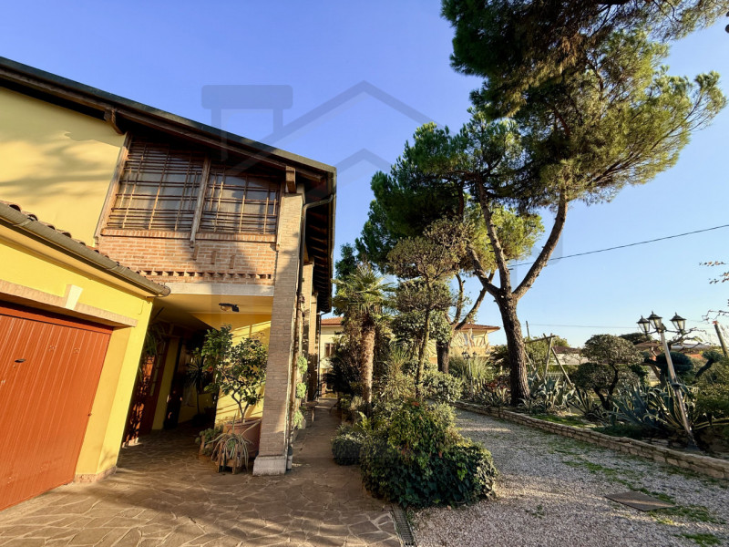 MONTEGROTTO TERME – Immersa nel verde e nella tranquillità del rinomato comune di Montegrotto Ter...