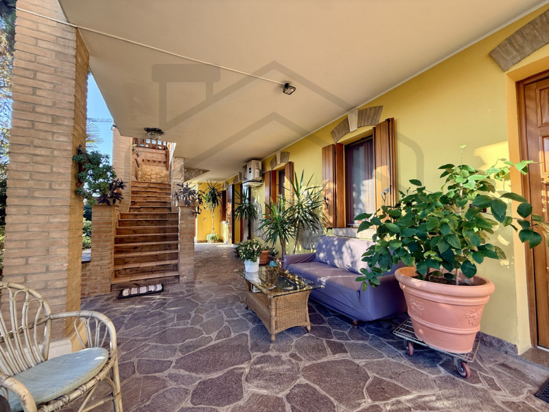 MONTEGROTTO TERME – Immersa nel verde e nella tranquillità del rinomato comune di Montegrotto Ter...