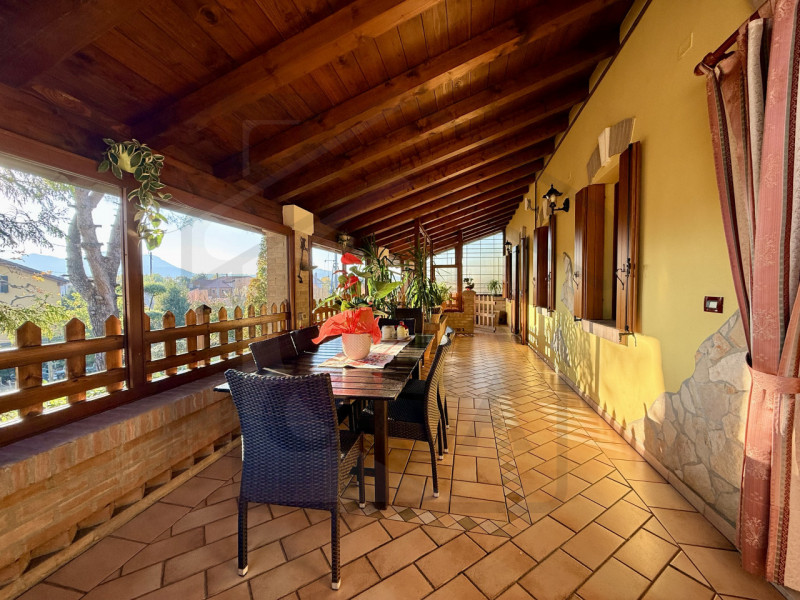 MONTEGROTTO TERME – Immersa nel verde e nella tranquillità del rinomato comune di Montegrotto Ter...