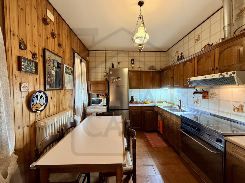 MONTEGROTTO TERME – Immersa nel verde e nella tranquillità del rinomato comune di Montegrotto Ter...