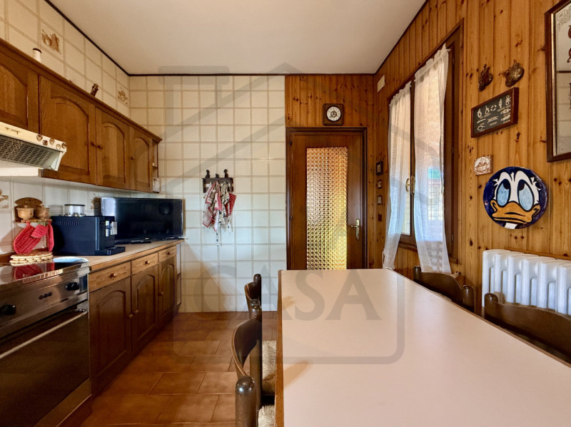 MONTEGROTTO TERME – Immersa nel verde e nella tranquillità del rinomato comune di Montegrotto Ter...