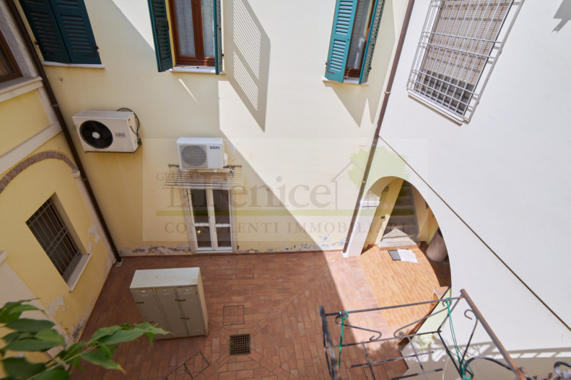 Ampio Appartamento Pentalocale in Vendita a Castel Goffredo - https://images.gestionaleimmobiliare.it/foto/annunci/250611/4535745/800x800/025__Esterno_-_web_wmk_0.jpg 