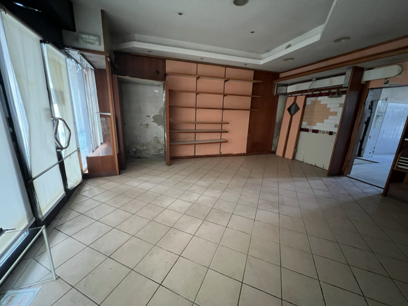 In centro a Monselice, a ridosso di Piazza Mazzini, viene affittato un negozio ad uso artigianale...