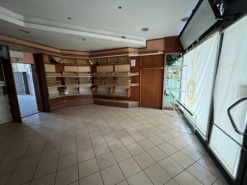 In centro a Monselice, a ridosso di Piazza Mazzini, viene affittato un negozio ad uso artigianale...