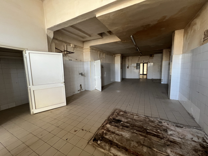 In centro a Monselice, a ridosso di Piazza Mazzini, viene affittato un negozio ad uso artigianale...