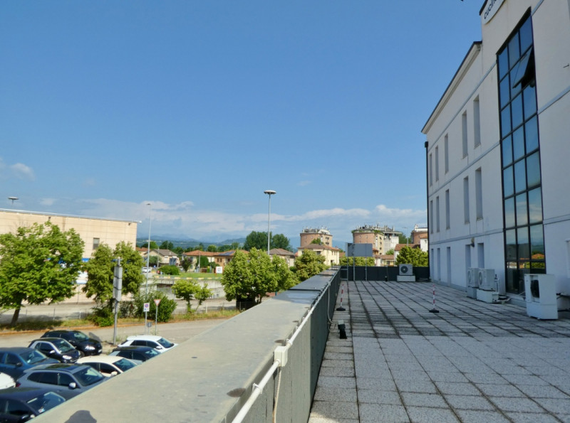 OTTIMO UFFICIO IN RECENTE CONTESTO DIREZIONALE IN ZONA OVEST - Rif. 8259

In zona Cattane, inseri...