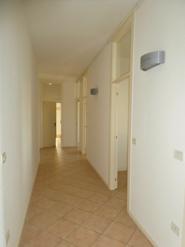 OTTIMO UFFICIO IN RECENTE CONTESTO DIREZIONALE IN ZONA OVEST - Rif. 8259

In zona Cattane, inseri...