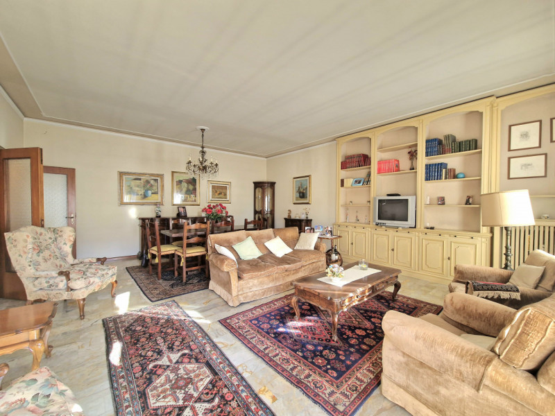 In zona Fiera a pochi passi dalla «Restera» e dal Centro Storico, proponiamo RICERCATO TRICAMERE ...