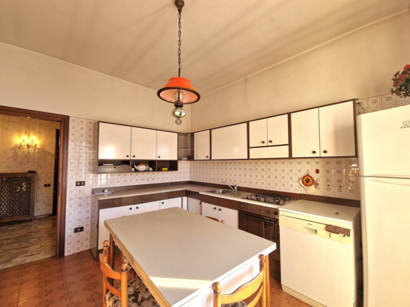 In zona Fiera a pochi passi dalla «Restera» e dal Centro Storico, proponiamo RICERCATO TRICAMERE ...