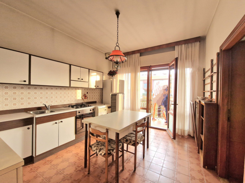 In zona Fiera a pochi passi dalla «Restera» e dal Centro Storico, proponiamo RICERCATO TRICAMERE ...