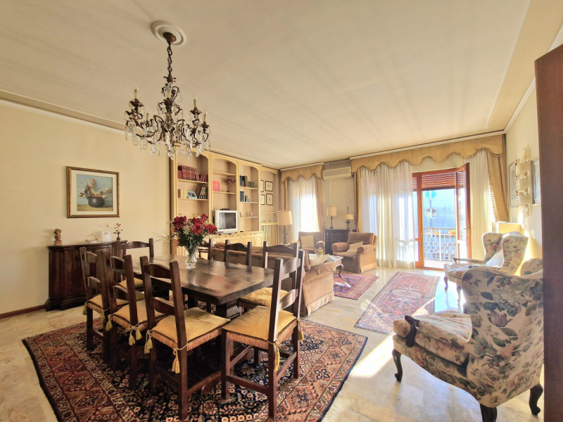 In zona Fiera a pochi passi dalla «Restera» e dal Centro Storico, proponiamo RICERCATO TRICAMERE ...