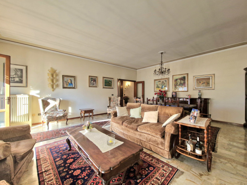 In zona Fiera a pochi passi dalla «Restera» e dal Centro Storico, proponiamo RICERCATO TRICAMERE ...