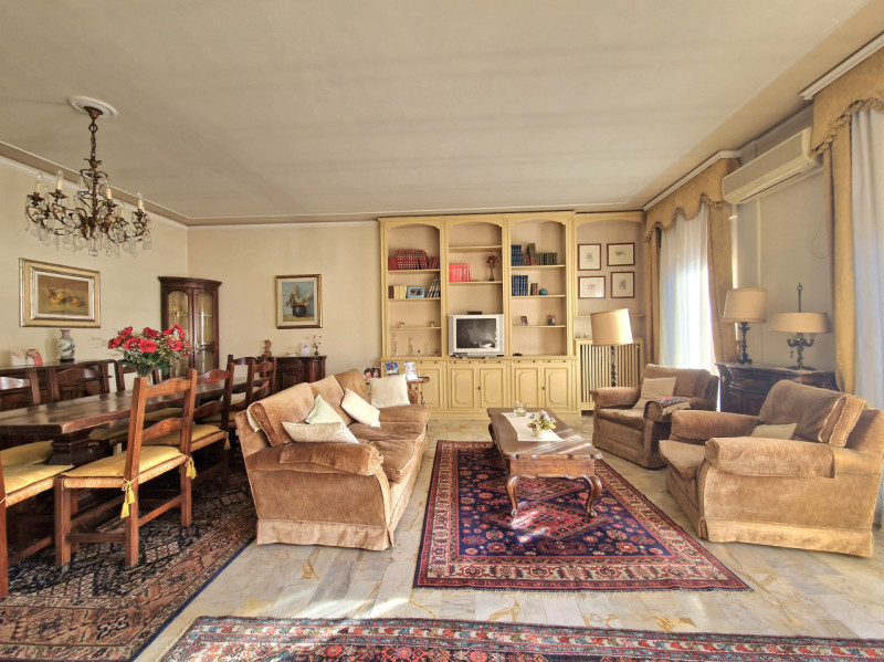 In zona Fiera a pochi passi dalla «Restera» e dal Centro Storico, proponiamo RICERCATO TRICAMERE ...