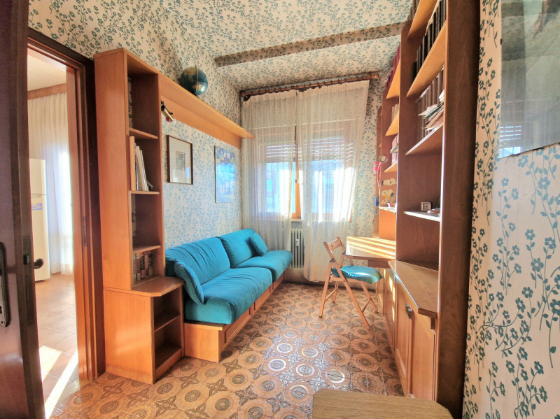 In zona Fiera a pochi passi dalla «Restera» e dal Centro Storico, proponiamo RICERCATO TRICAMERE ...