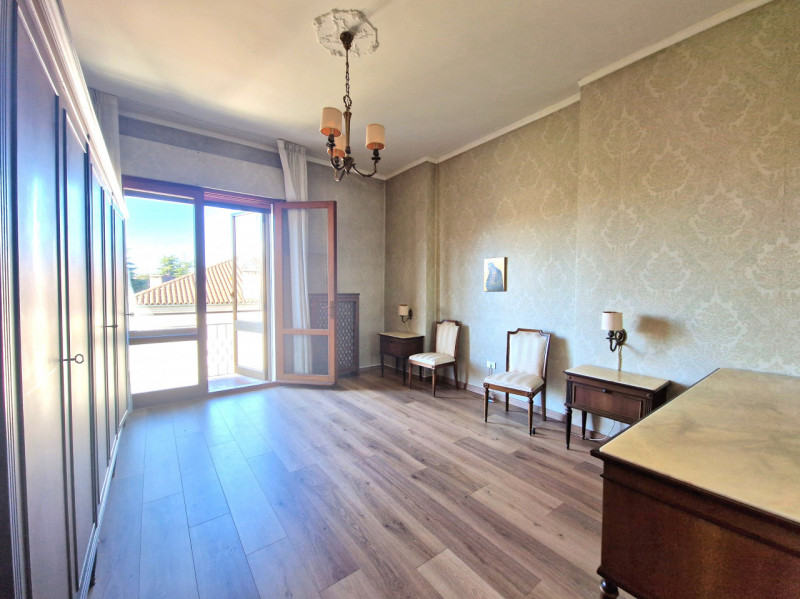 In zona Fiera a pochi passi dalla «Restera» e dal Centro Storico, proponiamo RICERCATO TRICAMERE ...