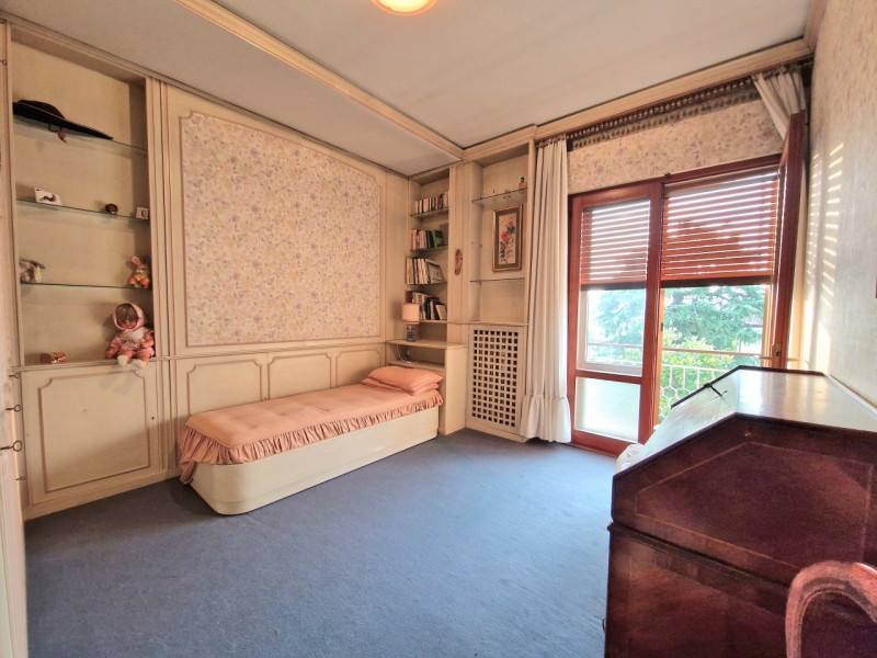 In zona Fiera a pochi passi dalla «Restera» e dal Centro Storico, proponiamo RICERCATO TRICAMERE ...