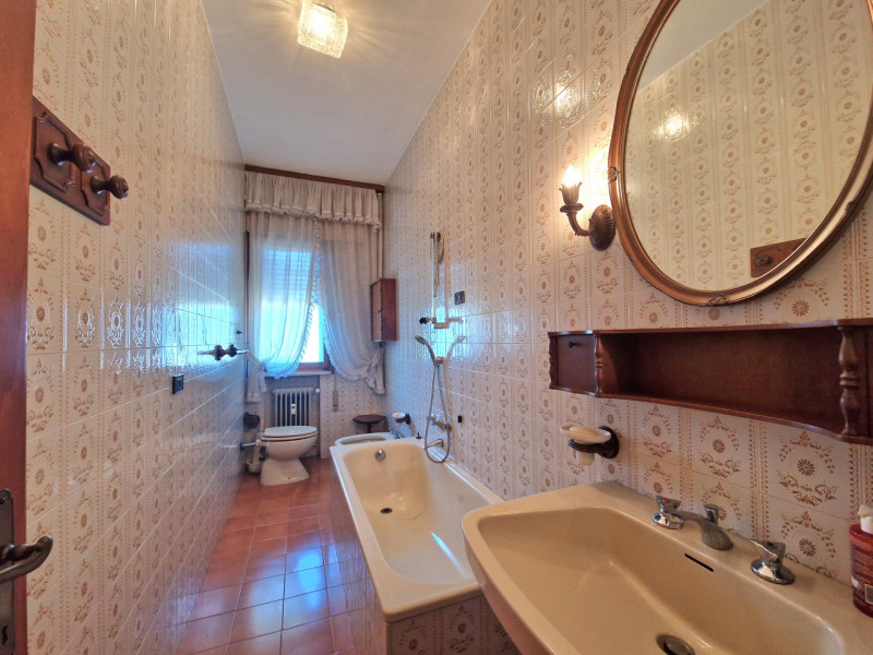 In zona Fiera a pochi passi dalla «Restera» e dal Centro Storico, proponiamo RICERCATO TRICAMERE ...