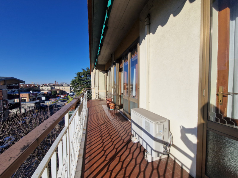 In zona Fiera a pochi passi dalla «Restera» e dal Centro Storico, proponiamo RICERCATO TRICAMERE ...