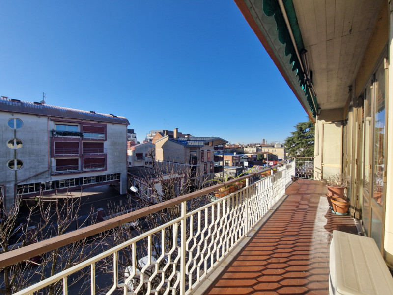 In zona Fiera a pochi passi dalla «Restera» e dal Centro Storico, proponiamo RICERCATO TRICAMERE ...