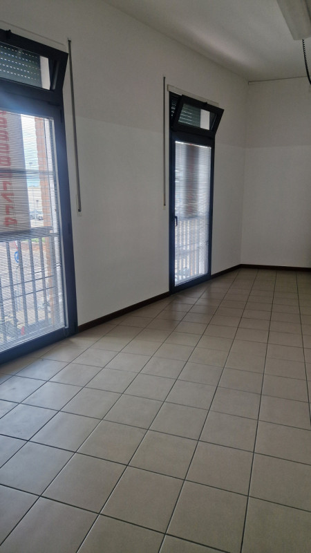 In zona di grande passaggio veicolare, affittasi al piano primo ampio ufficio di 150 mq. costitui...