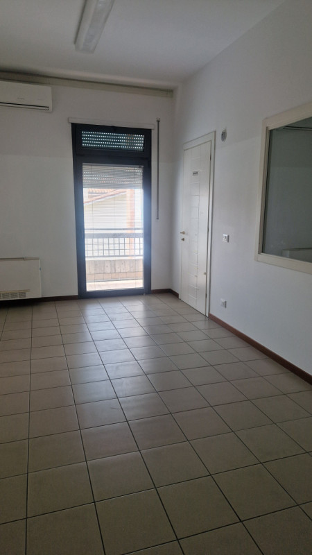 In zona di grande passaggio veicolare, affittasi al piano primo ampio ufficio di 150 mq. costitui...