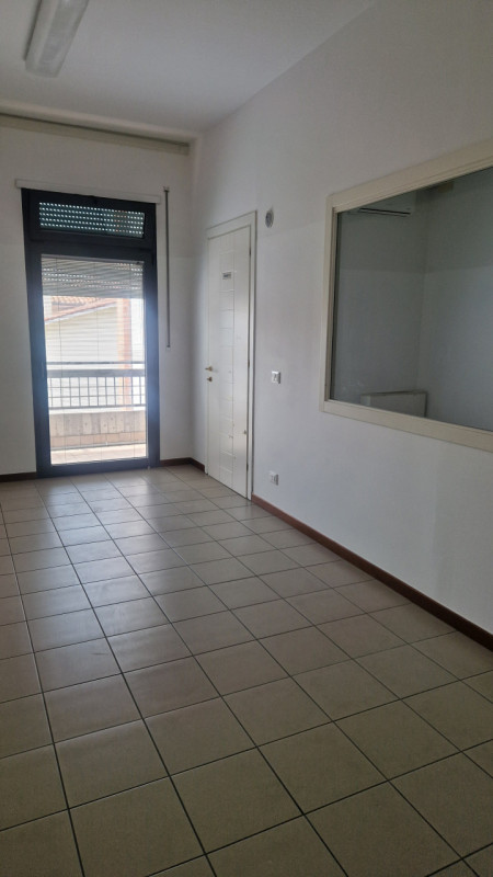 In zona di grande passaggio veicolare, affittasi al piano primo ampio ufficio di 150 mq. costitui...