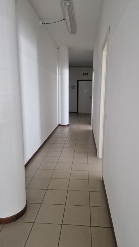 In zona di grande passaggio veicolare, affittasi al piano primo ampio ufficio di 150 mq. costitui...