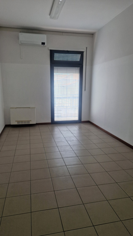 In zona di grande passaggio veicolare, affittasi al piano primo ampio ufficio di 150 mq. costitui...