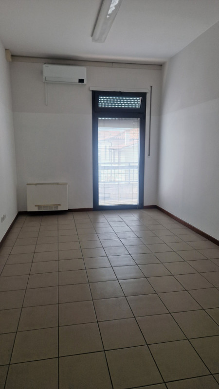 In zona di grande passaggio veicolare, affittasi al piano primo ampio ufficio di 150 mq. costitui...