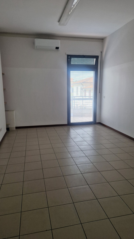 In zona di grande passaggio veicolare, affittasi al piano primo ampio ufficio di 150 mq. costitui...