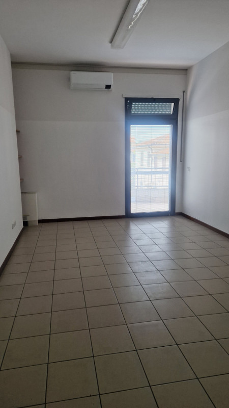 In zona di grande passaggio veicolare, affittasi al piano primo ampio ufficio di 150 mq. costitui...