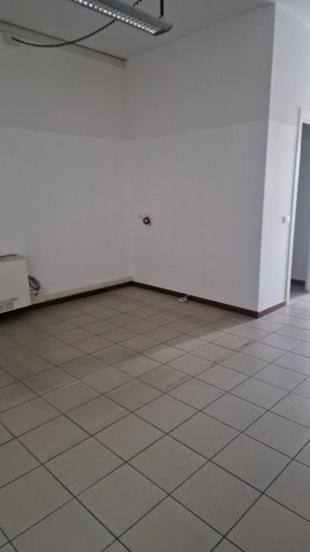 In zona di grande passaggio veicolare, affittasi al piano primo ampio ufficio di 150 mq. costitui...