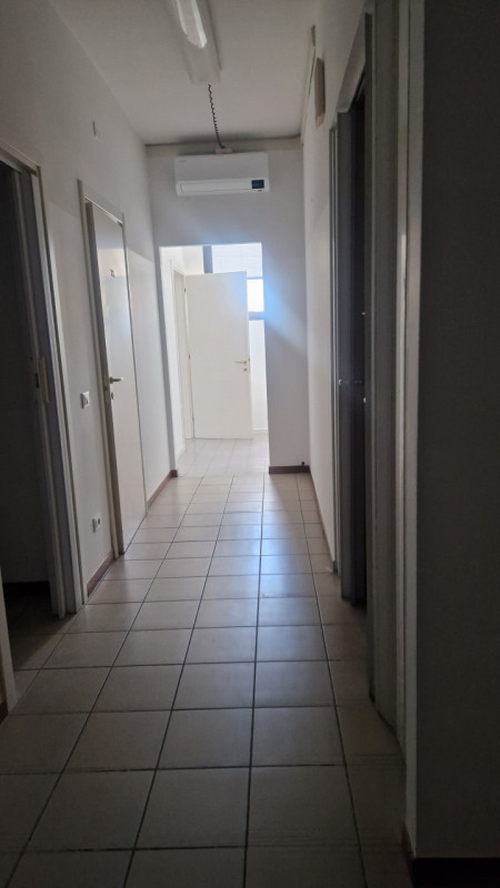 In zona di grande passaggio veicolare, affittasi al piano primo ampio ufficio di 150 mq. costitui...