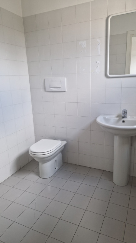 In zona di grande passaggio veicolare, affittasi al piano primo ampio ufficio di 150 mq. costitui...