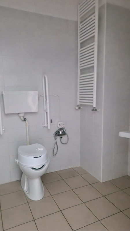 In zona di grande passaggio veicolare, affittasi al piano primo ampio ufficio di 150 mq. costitui...