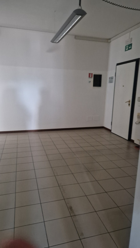 In zona di grande passaggio veicolare, affittasi al piano primo ampio ufficio di 150 mq. costitui...