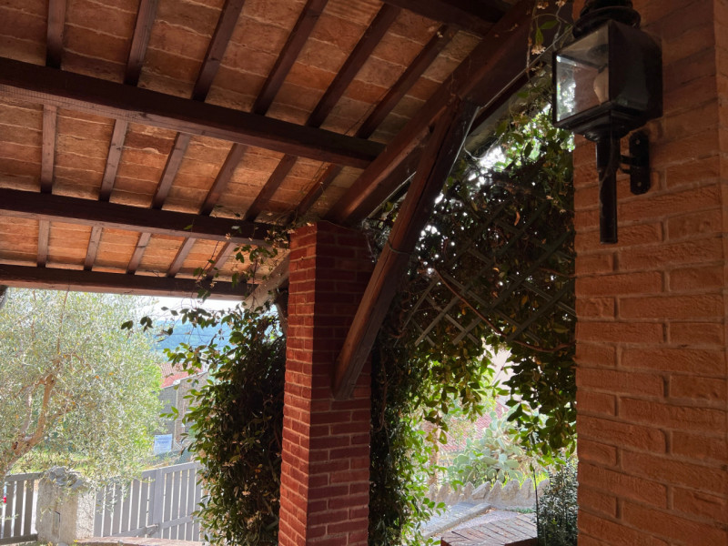 Straordinaria villa in collina situata nel cuore di Arquà Petrarca, rinomato Comune per la sua be...