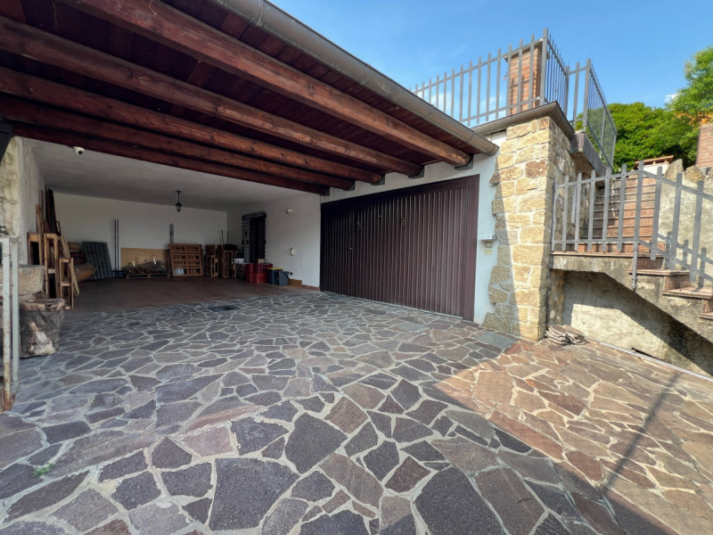 Straordinaria villa in collina situata nel cuore di Arquà Petrarca, rinomato Comune per la sua be...