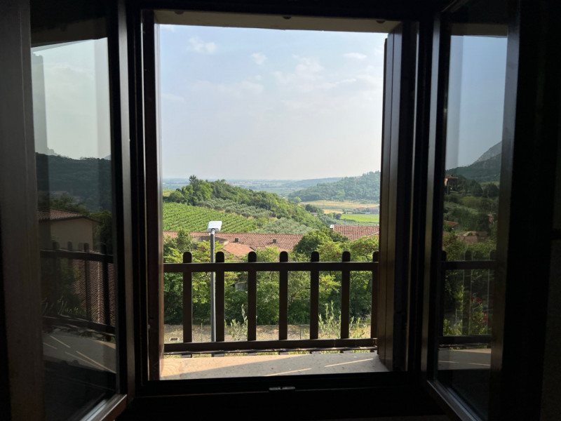 Straordinaria villa in collina situata nel cuore di Arquà Petrarca, rinomato Comune per la sua be...