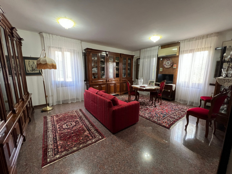 Straordinaria villa in collina situata nel cuore di Arquà Petrarca, rinomato Comune per la sua be...