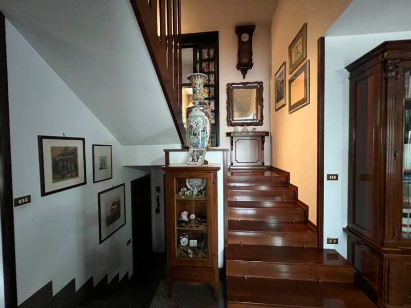 Straordinaria villa in collina situata nel cuore di Arquà Petrarca, rinomato Comune per la sua be...