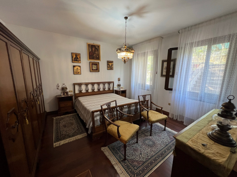 Straordinaria villa in collina situata nel cuore di Arquà Petrarca, rinomato Comune per la sua be...