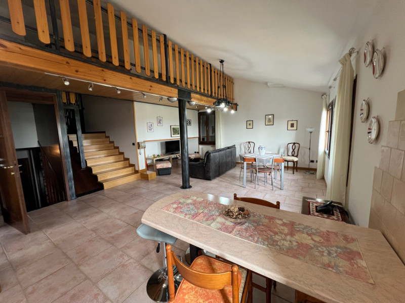 Straordinaria villa in collina situata nel cuore di Arquà Petrarca, rinomato Comune per la sua be...