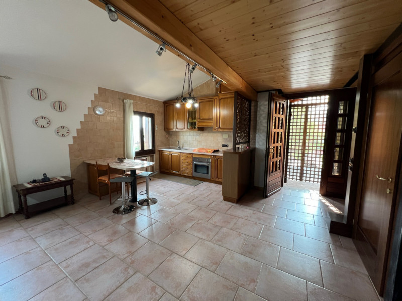 Straordinaria villa in collina situata nel cuore di Arquà Petrarca, rinomato Comune per la sua be...