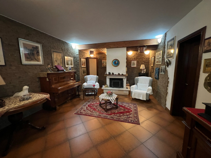 Straordinaria villa in collina situata nel cuore di Arquà Petrarca, rinomato Comune per la sua be...