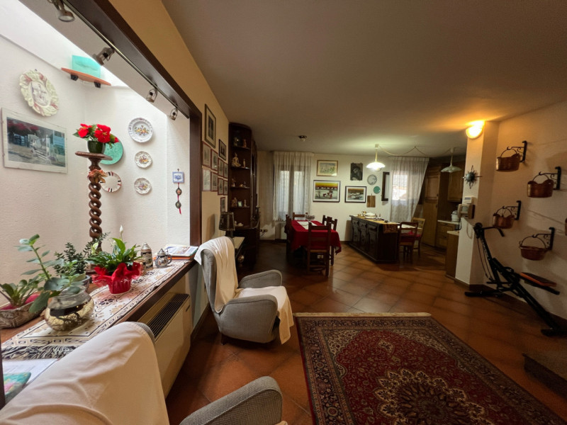 Straordinaria villa in collina situata nel cuore di Arquà Petrarca, rinomato Comune per la sua be...