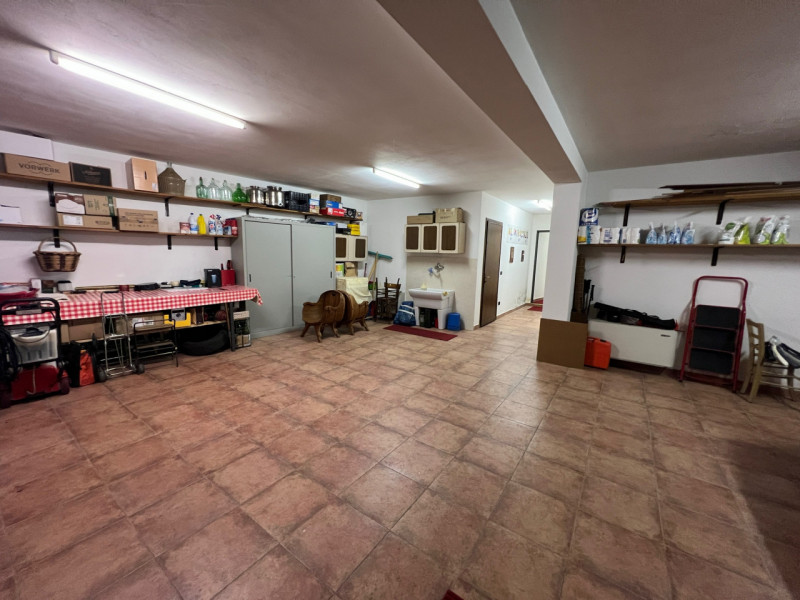 Straordinaria villa in collina situata nel cuore di Arquà Petrarca, rinomato Comune per la sua be...